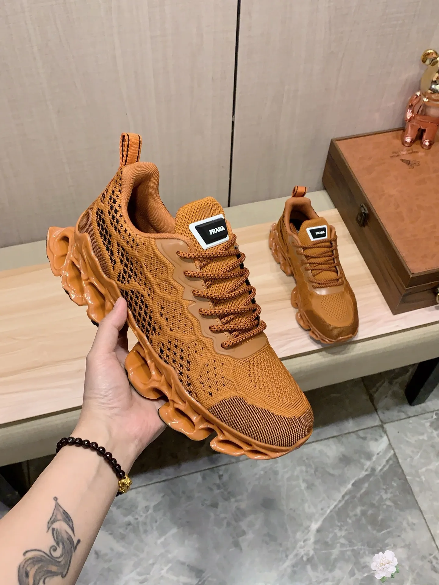 Men's men's shoes💰460💰💰🎩🎩[Lightning][Lightning] "PRADA*" The latest and most popular casual shoes, top brand [seduce] luxury ~ purchasing agency, top ~ quality. [Strong] The upper is made of imported breathable fly weave material ➕ breathable sheepskin feet (•) with fine workmanship. The original stylish and stylish soft rubber wear-resistant and non-slip outsole is light and comfortable on the feet. The real thing looks better when photographed. 004: Size: 38-44, 3️⃣ colors selected